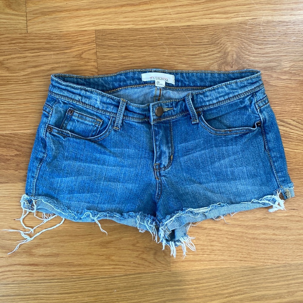 21 Denim - Womens cuffed Denim shorts size 26